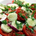 Šviežių pomidorų ir agurkų salotos